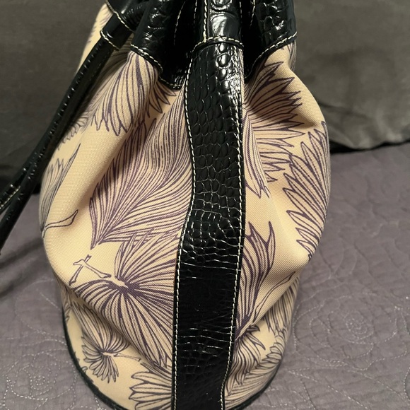 Brahmin Navy & Tan Shoulder Leaf Bucket Bag - Picture 4 of 9